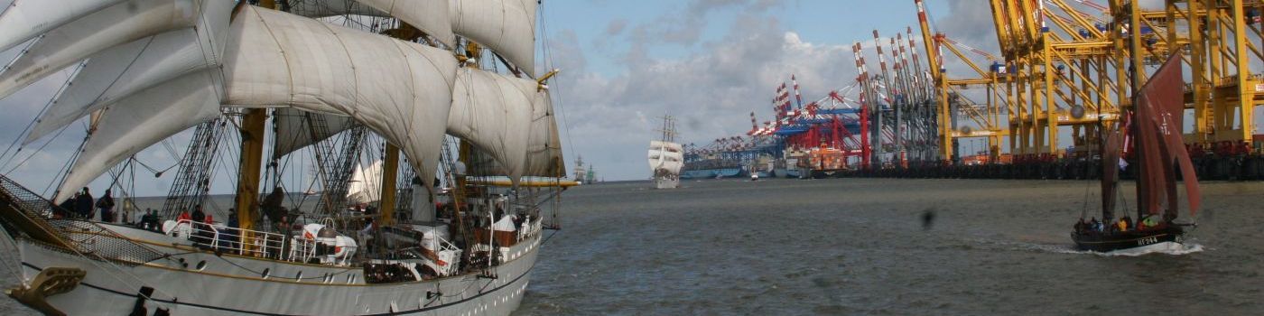 Schiffe segeln vor Bremerhaven.